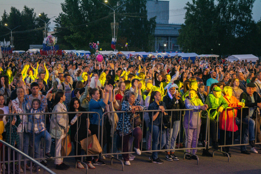 Вечером на площади Сахарова прошел концерт. День города 03.09.2022.