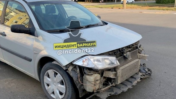 В центре Барнаула автомобиль влетел в здание после жесткой аварии.
