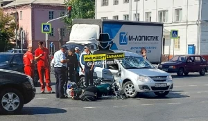 В центре Барнаула мотоциклист приземлился на лобовое стекло легковушки.