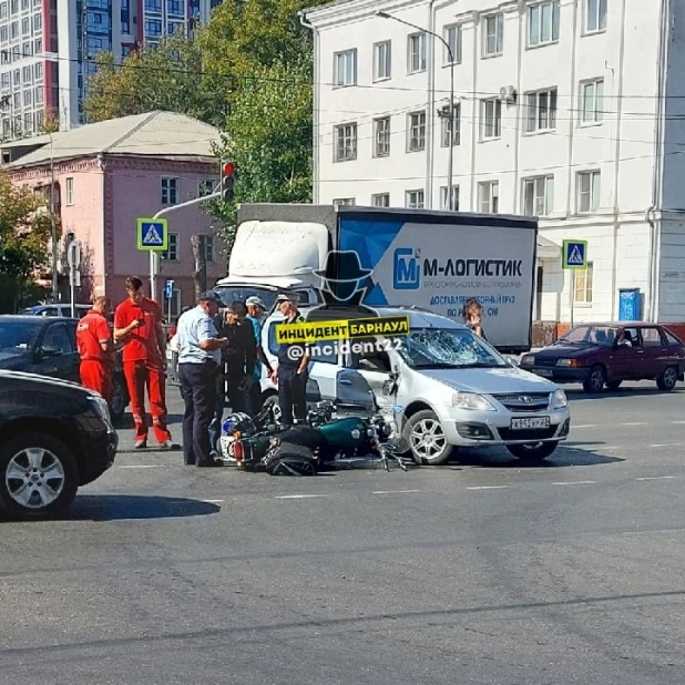 В центре Барнаула мотоциклист приземлился на лобовое стекло легковушки.