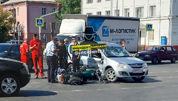 В центре Барнаула мотоциклист приземлился на лобовое стекло легковушки.