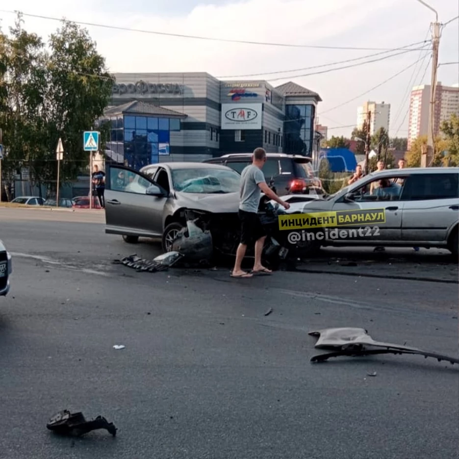 Появилось видео массовой аварии с пятью машинами в Барнауле