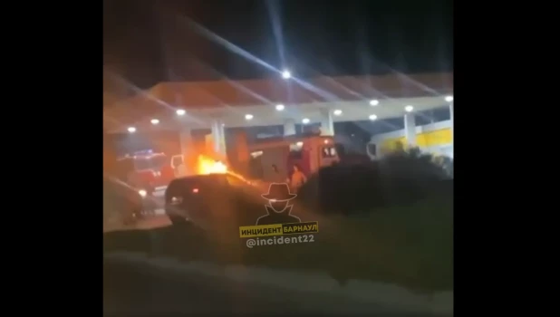 Кадр из видео: пожар на автозаправке в Новоалтайске
