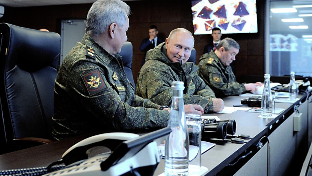 Представитель Кремля рассказал, почему Путин был в генеральском бушлате во время армейских учений 