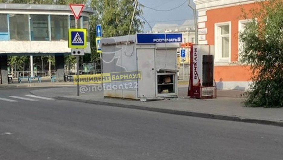 Голодные мародеры вскрыли киоск в Барнауле ради шоколадок и газировки
