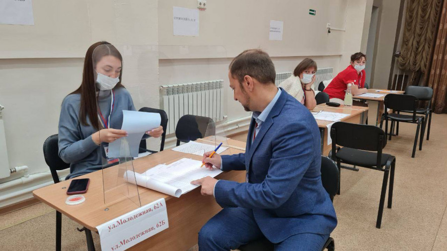 Голосует Алексей Чесноков, руководитель юридической группы штаба Общественного наблюдения за выборами.
