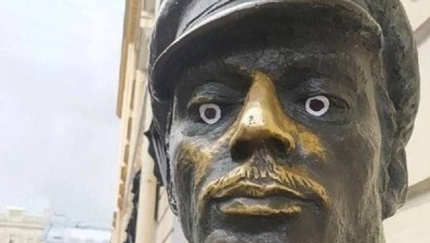 Памятнику Остапа Бендера в Санкт-Петербурге подрисовали глаза. 