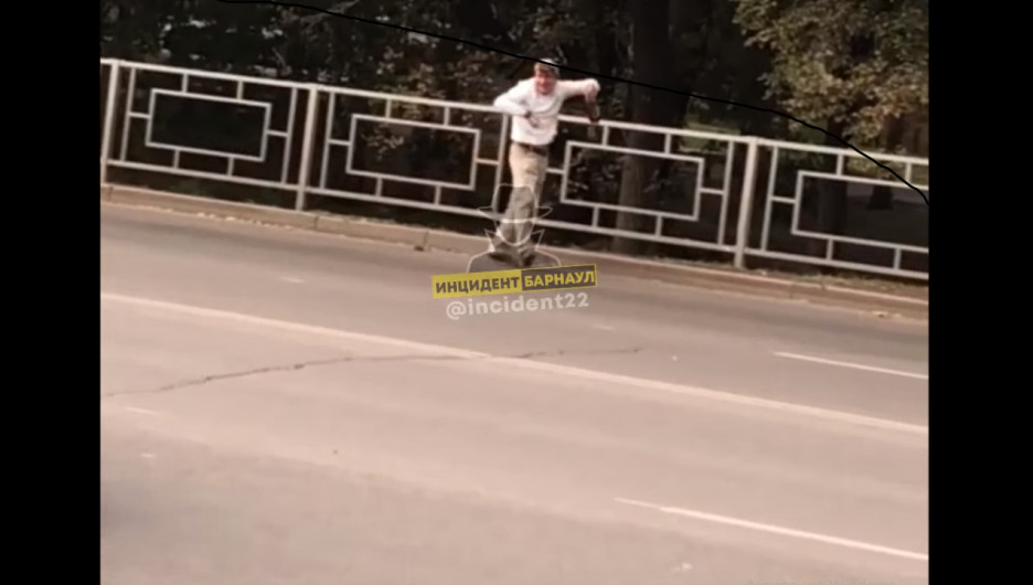  Мужчина станцевал на проезжей части в Барнауле