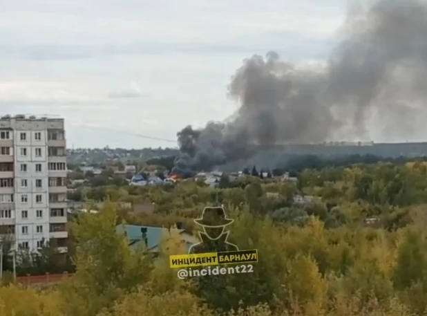 Крупный пожар произошел в частном доме на ул. Алейская в Барнауле 15.09.2022.