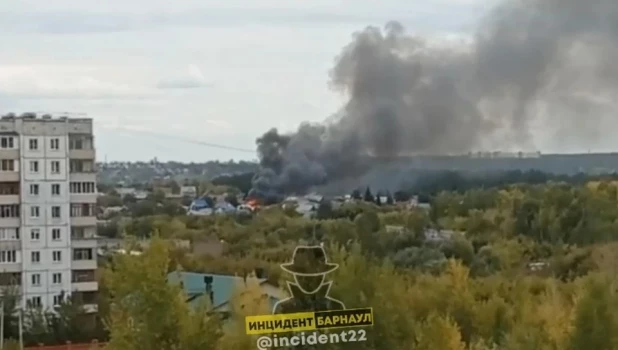 Крупный пожар произошел в частном доме на ул. Алейская в Барнауле 15.09.2022.