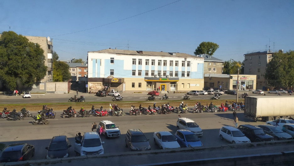 "А у нас байк-шоу из окна показывают": жительница Барнаула сфотографировала колонну мотоциклистов