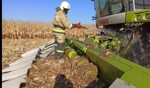 Комбайн вспыхнул во время уборки поля в Алтайском крае.