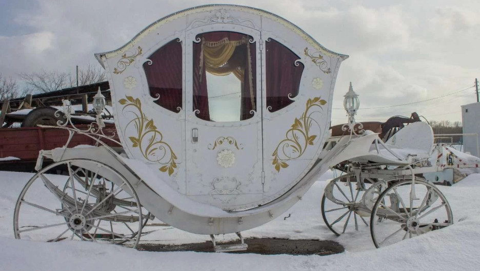 Белоснежную карету с огромными колесами продают в Барнауле по цене подержанной Lada.