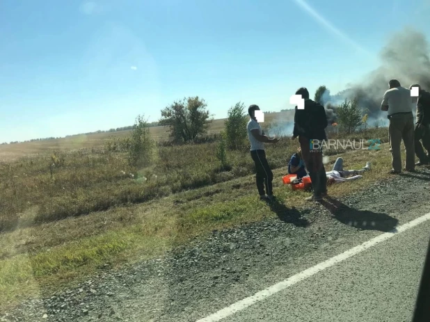 На Алтае авто перевернулось и загорелось на трассе.