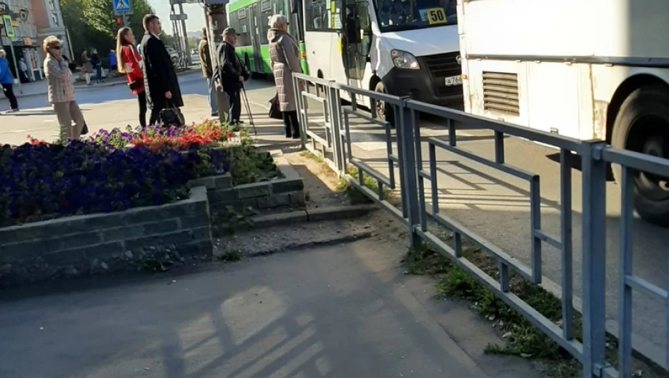 Корреспондент altapress.ru выпала из автобуса в Барнауле. Злосчастная остановка.