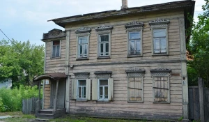 Этого дома в Барнауле больше нет: он стоял на ул. Интернациональной, 81, был снят с охраны и снесен.