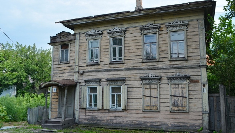 Этого дома в Барнауле больше нет: он стоял на ул. Интернациональной, 81, был снят с охраны и снесен.