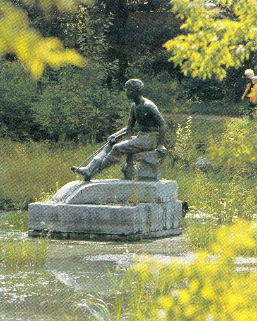 Скульптура мальчик-рыбак, 1980 год.