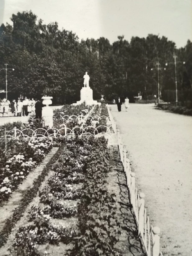 Скульптуры в парке БМК, 1950-е годы.