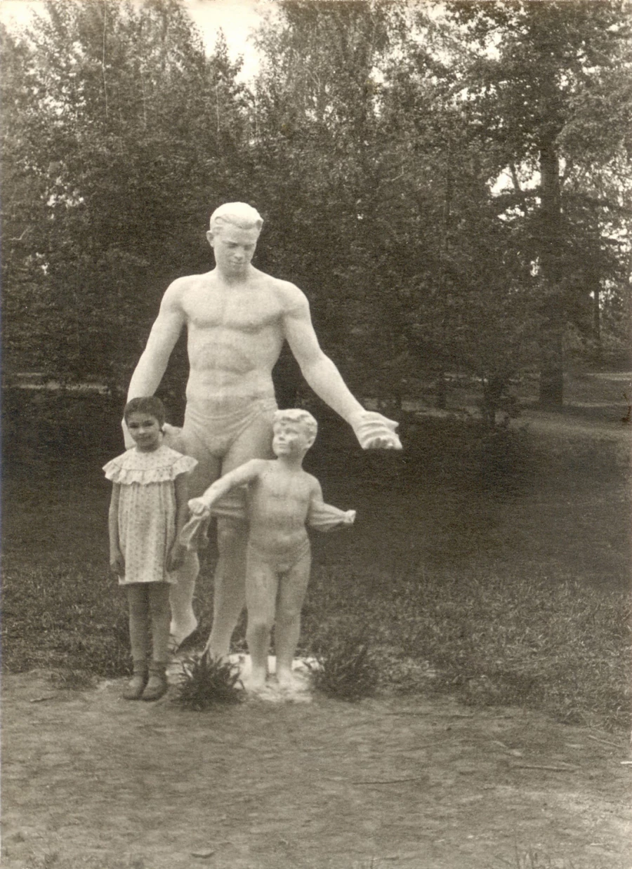 Скульптуры в парке БМК, 1950-е годы.