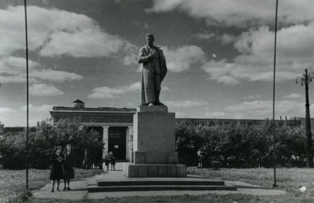 Сталин перед проходной БМК.