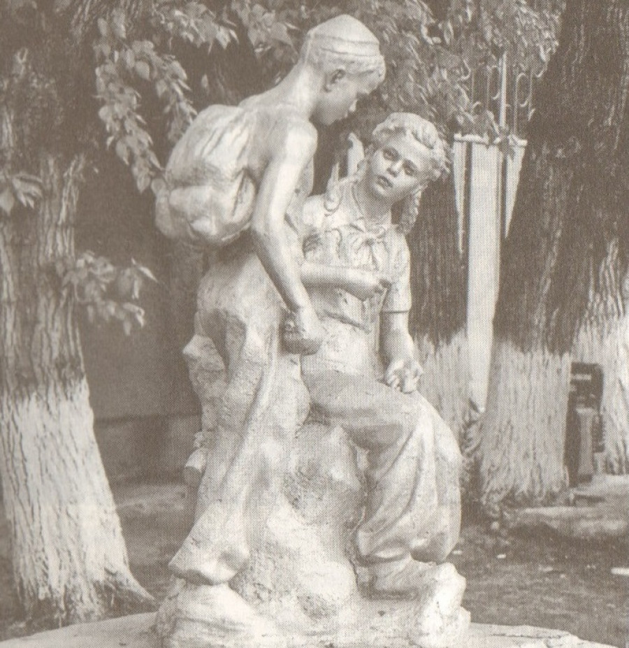 Скульптура в школьном дворе, 1990-е.