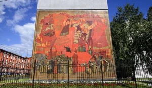 Мозаика "Знамя революции" на здании ФСБ в Барнауле.