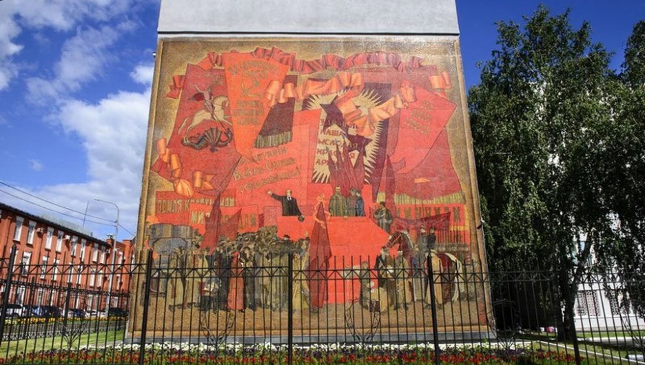 Мозаика "Знамя революции" на здании ФСБ в Барнауле.