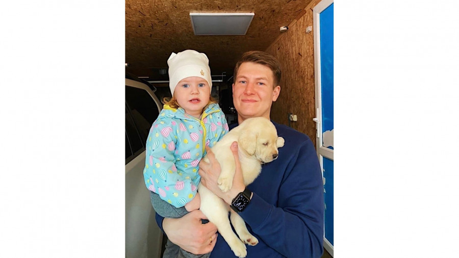 Депутат АКЗС Денис Голобородько с дочерью и собакой.