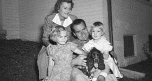 Ричард Никсон с семьей и кокер-спаниэлем Чекерсом.