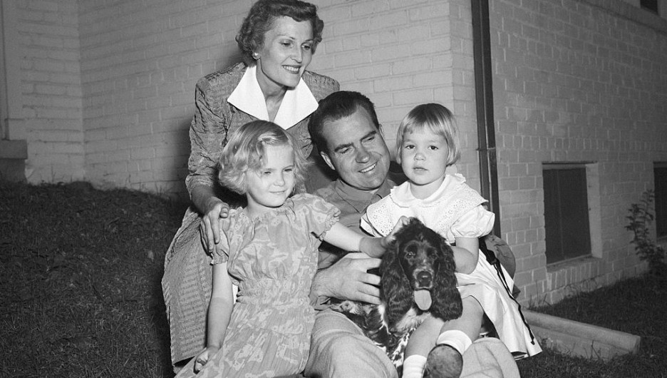 Ричард Никсон с семьей и кокер-спаниэлем Чекерсом.