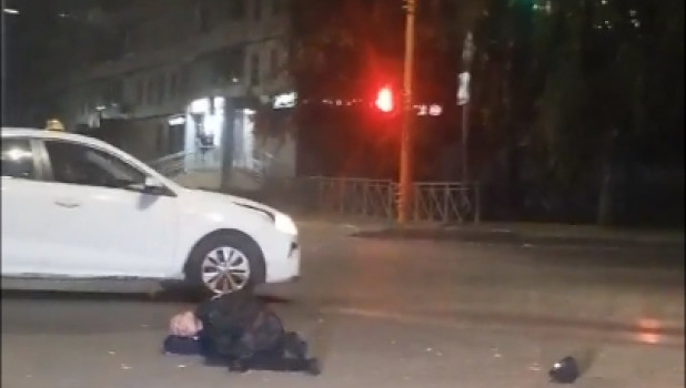 В Сибири неадекватный мужчина кидался на машины, а потом попытался уснуть на проезжей части

