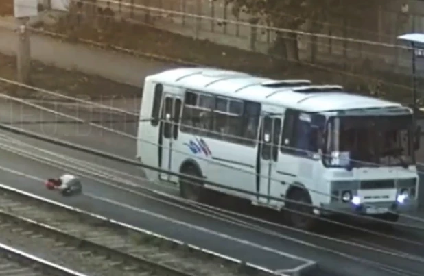 В Бийске автобус сбил девушку. Осторожно, видео не для слабонервных.