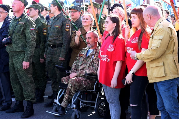 В Барнауле прошел митинг «Своих не бросаем!».