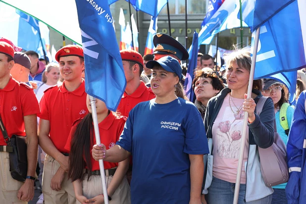 В Барнауле прошел митинг «Своих не бросаем!».