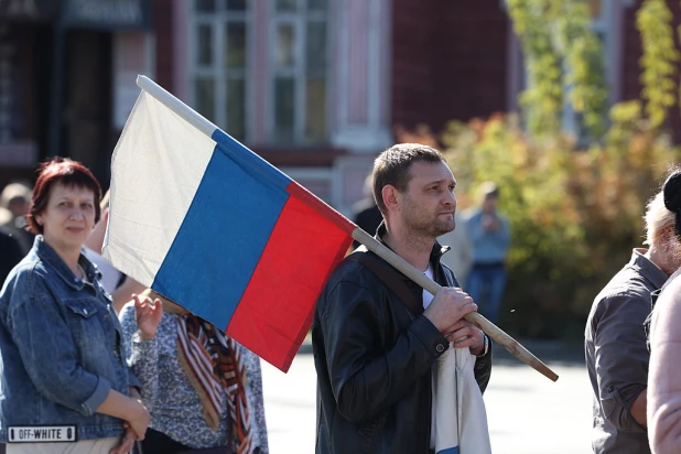 В Барнауле прошел митинг «Своих не бросаем!».