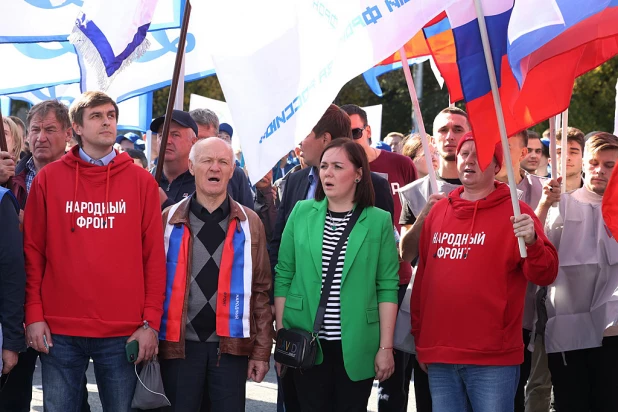 В Барнауле прошел митинг «Своих не бросаем!».