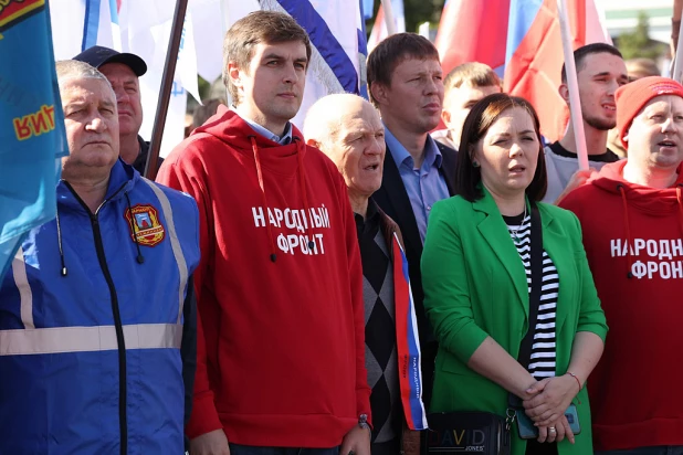 В Барнауле прошел митинг «Своих не бросаем!».