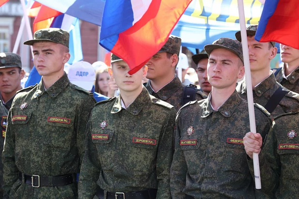 В Барнауле прошел митинг «Своих не бросаем!».