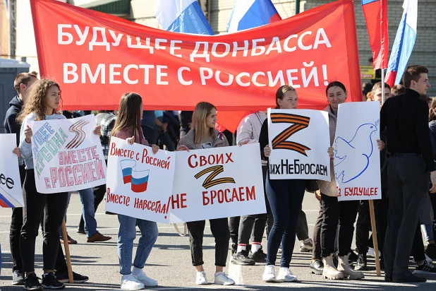 В Барнауле прошел митинг «Своих не бросаем!».