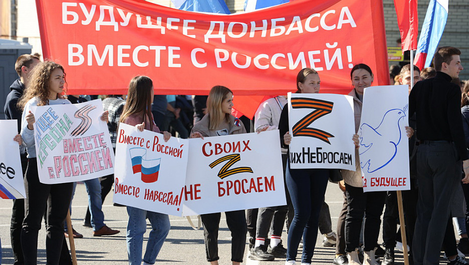 В Барнауле прошел митинг «Своих не бросаем!».