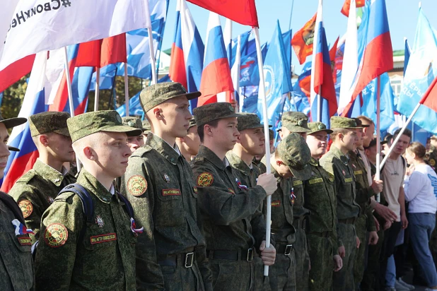 В Барнауле прошел митинг «Своих не бросаем!».