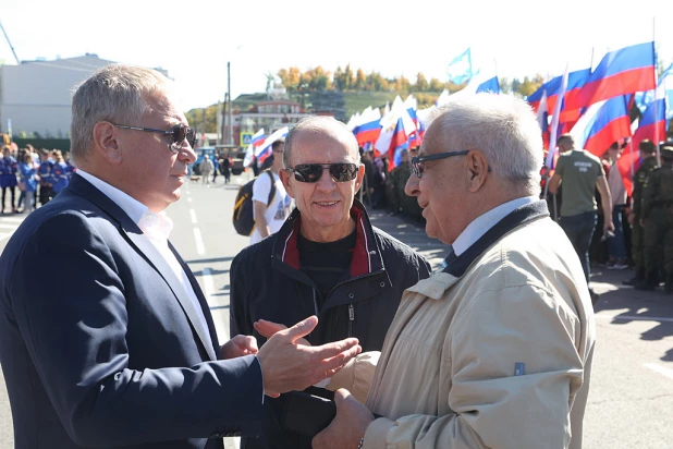 В Барнауле прошел митинг «Своих не бросаем!».