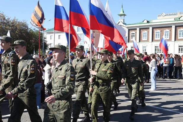 В Барнауле прошел митинг «Своих не бросаем!».