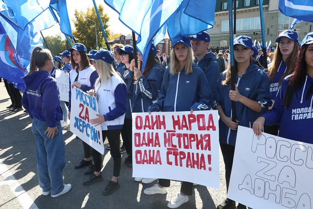 В Барнауле прошел митинг «Своих не бросаем!».