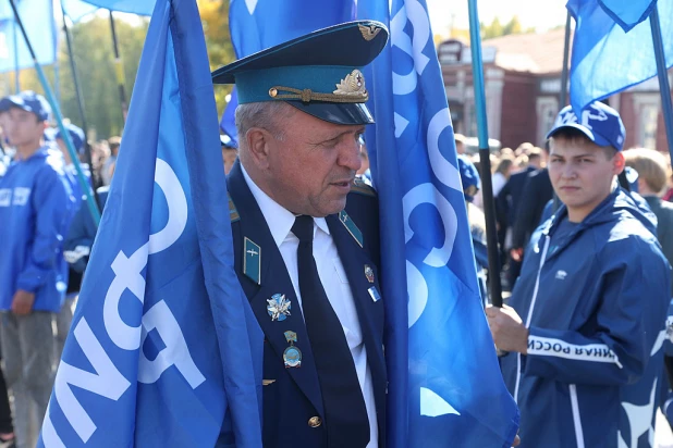 В Барнауле прошел митинг «Своих не бросаем!».