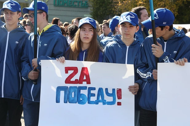 В Барнауле прошел митинг «Своих не бросаем!».