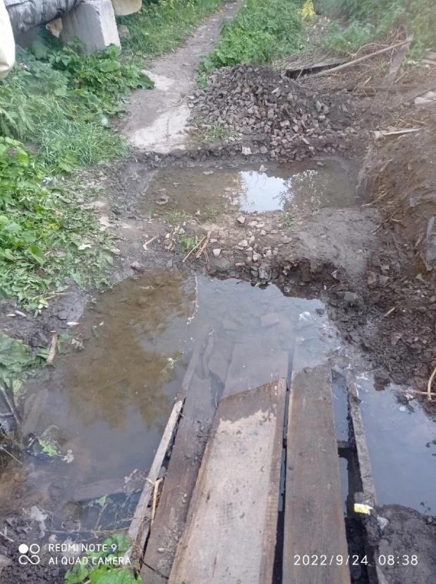 Горячая вода течет к мосту через Пивоварку.