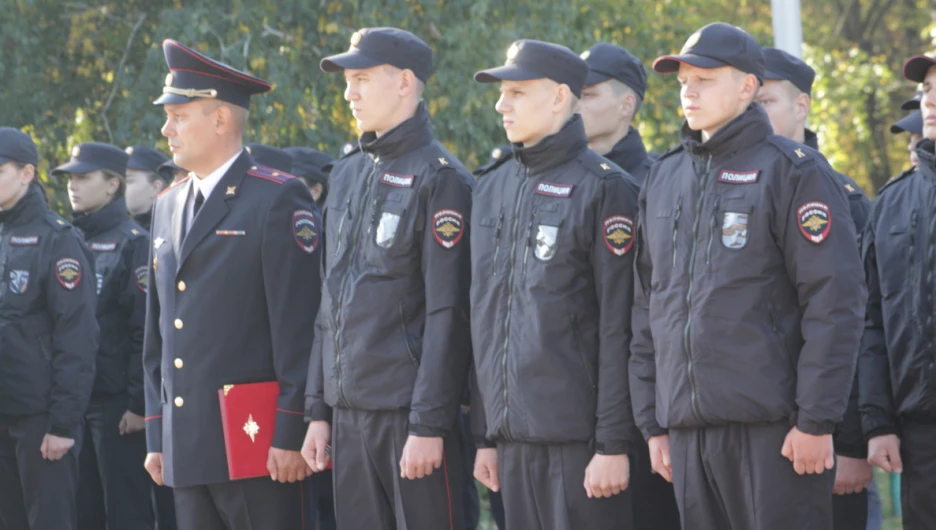 Курсанты БЮИ приняли присягу на Мемориале Славы в Барнауле