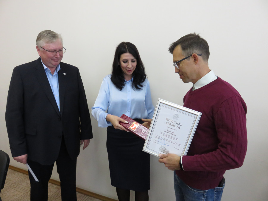 Наталья Кротова вручает награды работникам Барнаульского завода мехпрессов.